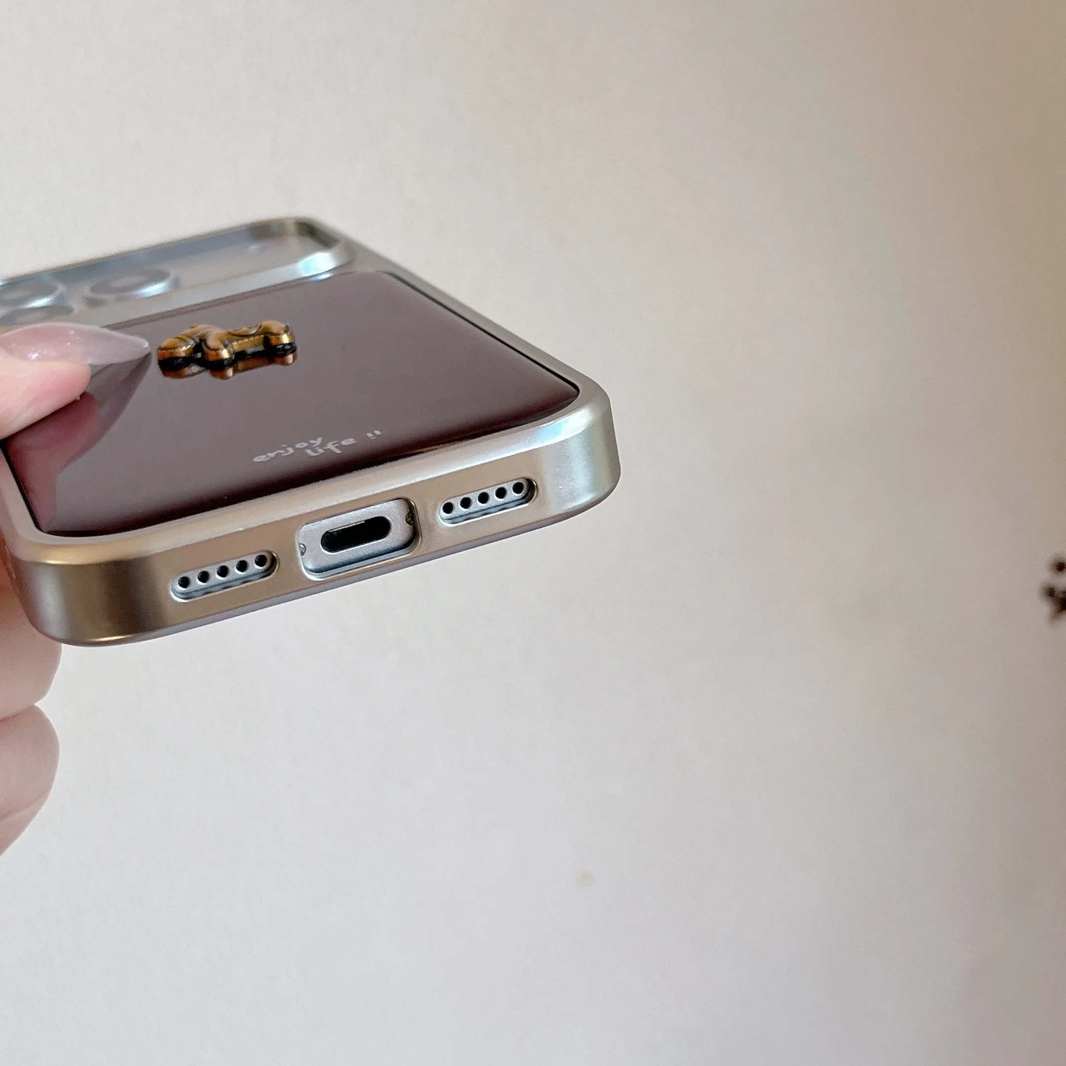 Elegantes, glänzendes 3D-Handyhülle-Design in Burgunderrot mit goldenem Pony-Anhänger für iPhone 18 17 16 15 14 11 12 13 Pro Max Plus Rückseiten-Cover – Detail 5