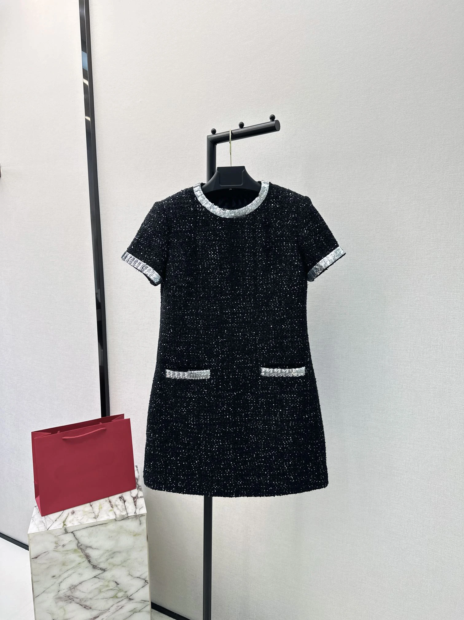 

Dress Round neck design Pockets decoration Fashion temperament Slim and thin Soft and comfortable 2023 autumn women's new hot