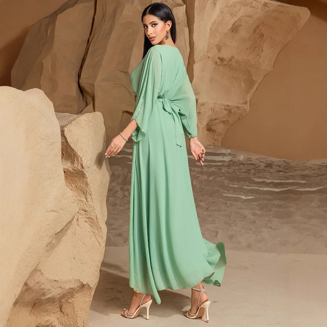 Einfarbiges, elegantes Damenkleid mit V-Ausschnitt im neuen Stil, geraffter Taille und langer Länge aus Saudi-Arabien und Türkei. S-XXL