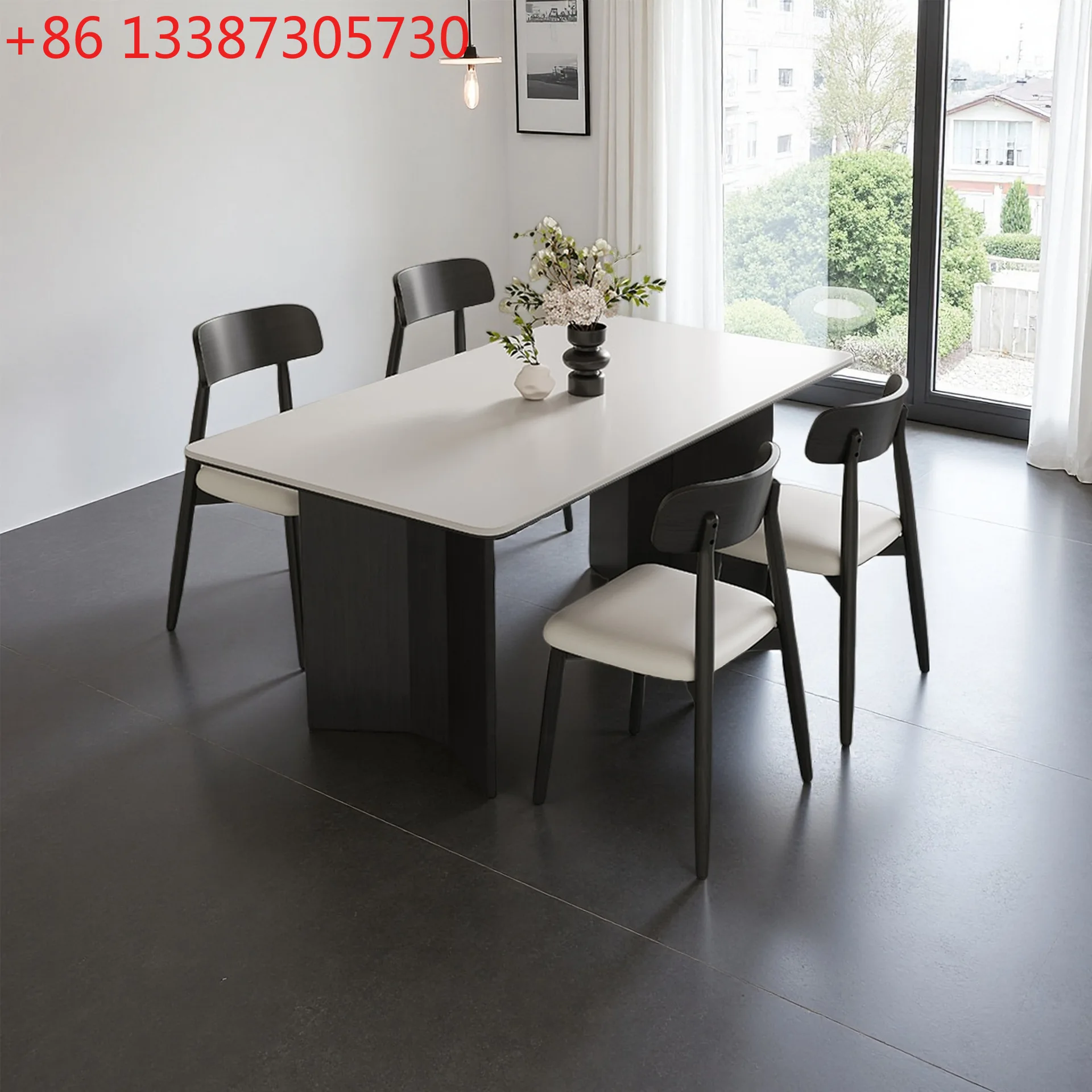 

Итальянская минималистичная прямоугольная гостиная в небольшой квартире, современный простой обеденный стол из сланца.