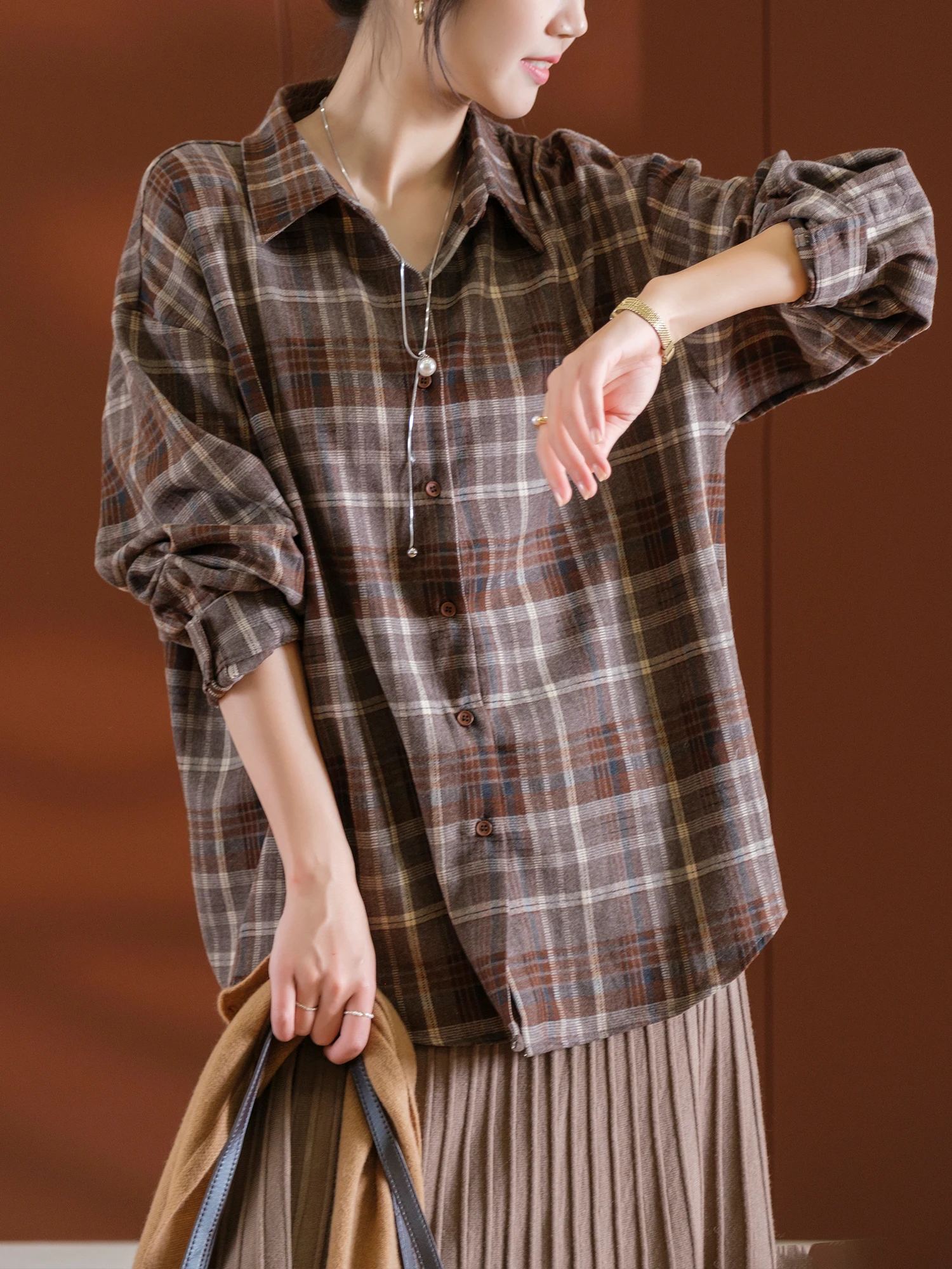 

Мягкая, приятная для кожи, дышащая, повседневная, свободная классическая рубашка с клетчатым воротником и длинными рукавами, универсальная, для ежедневной носки, из полиэфирного волокна, женская...