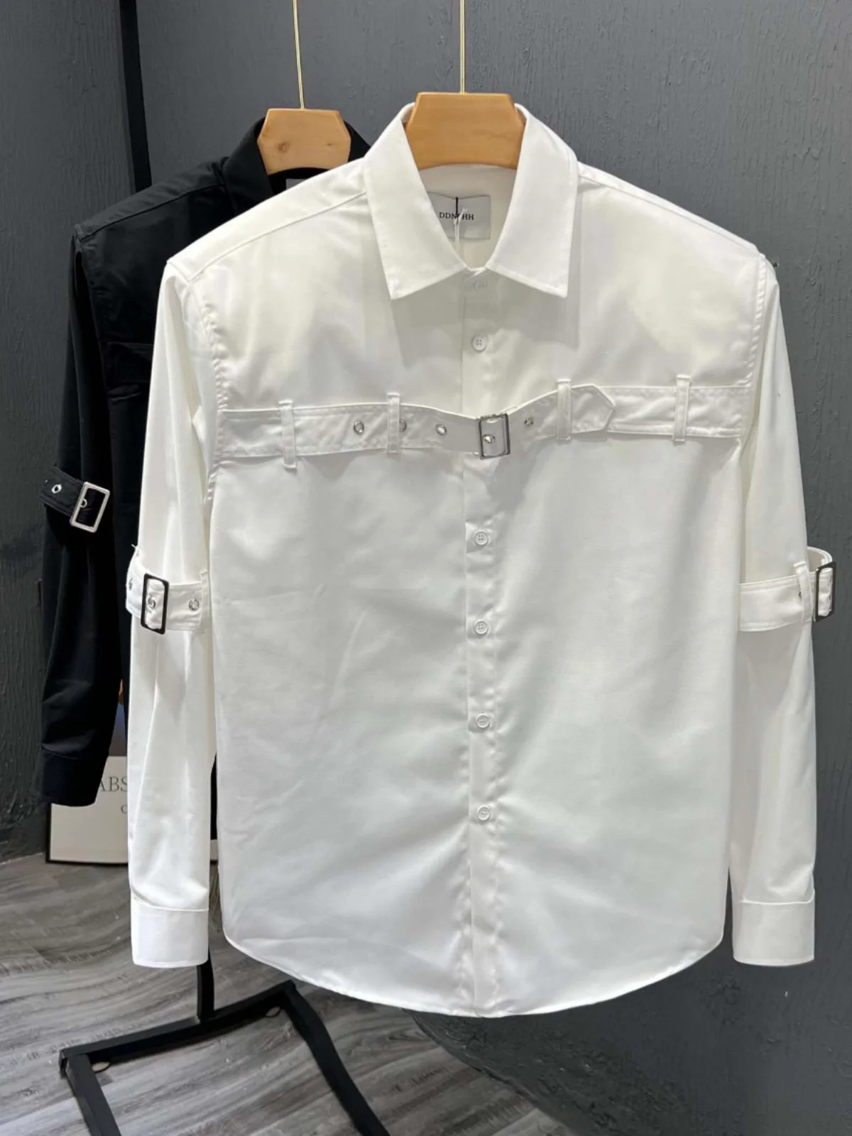 

Модная однотонная мужская рубашка с поясом и синим декором, повседневная, с длинным рукавом, осенняя верхняя одежда, приталенный крой, не требует глажки