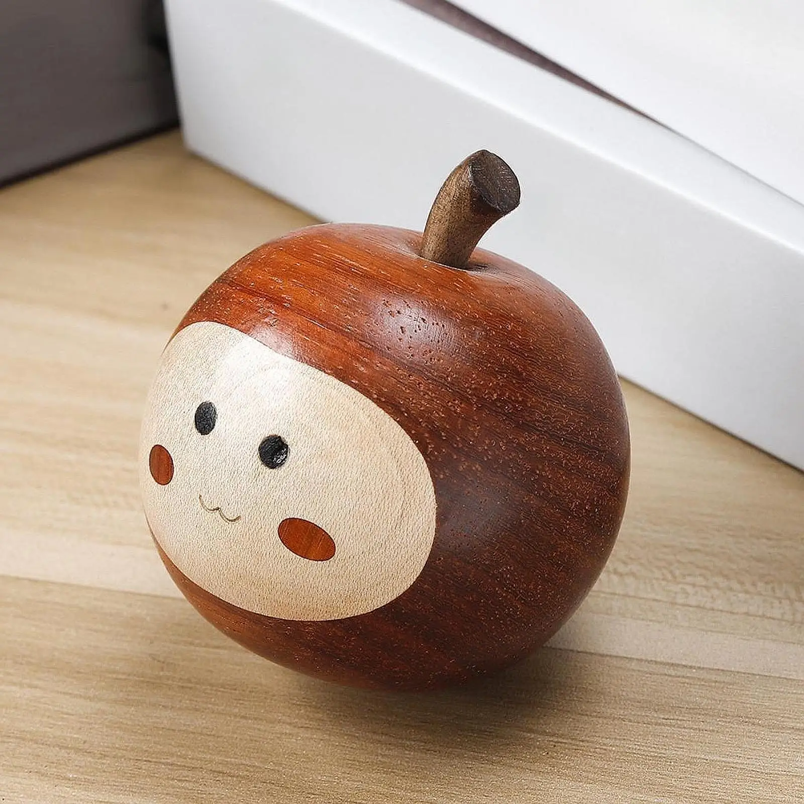 

Handcarved Wooden Statue Prop Gift Fake Apple Home Decor Small Apple Figurine for Christmas Housewarming Office Wedding Kitchen