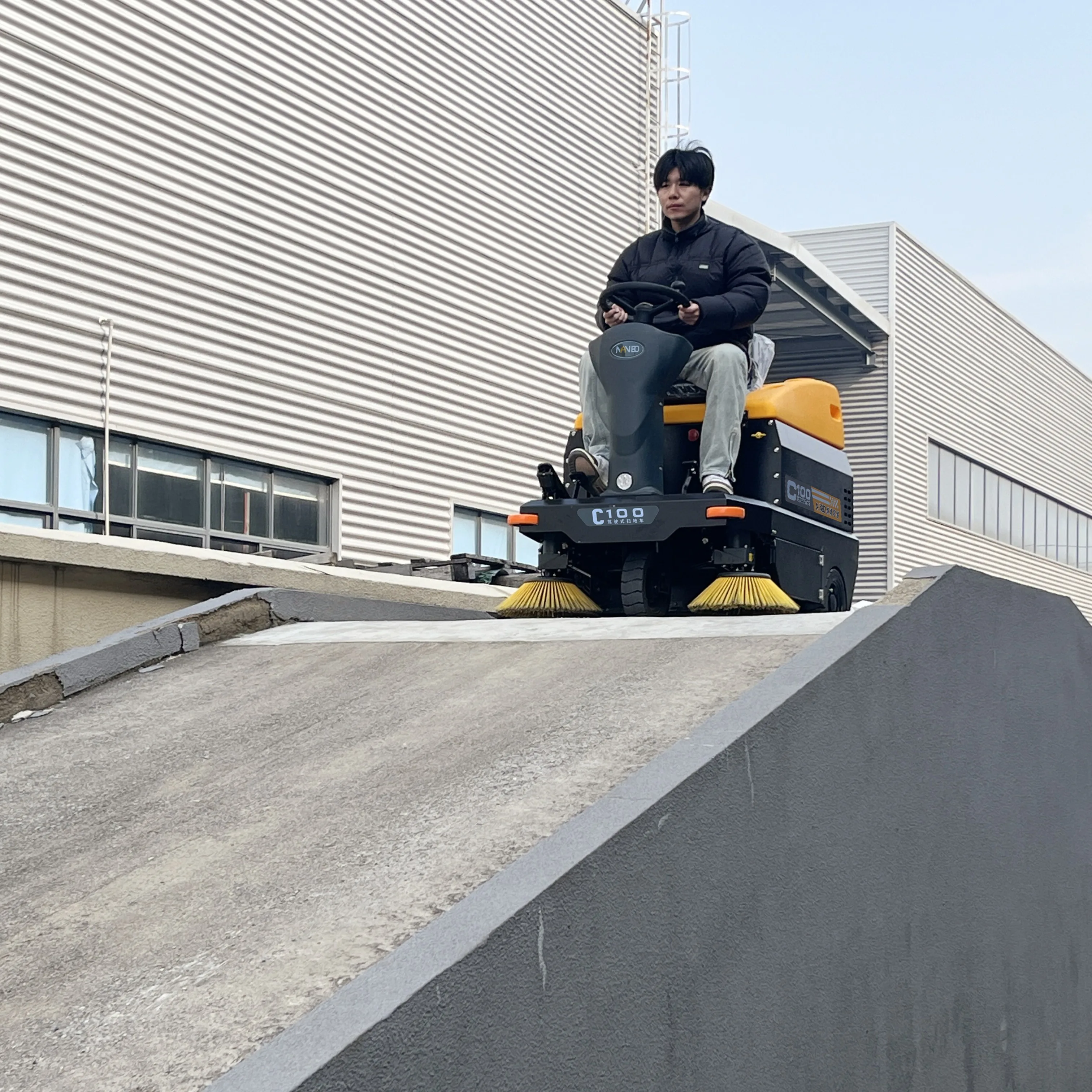 C100 ركوب كهربائي صناعي جديد على مكنسة تنظيف الأرضيات