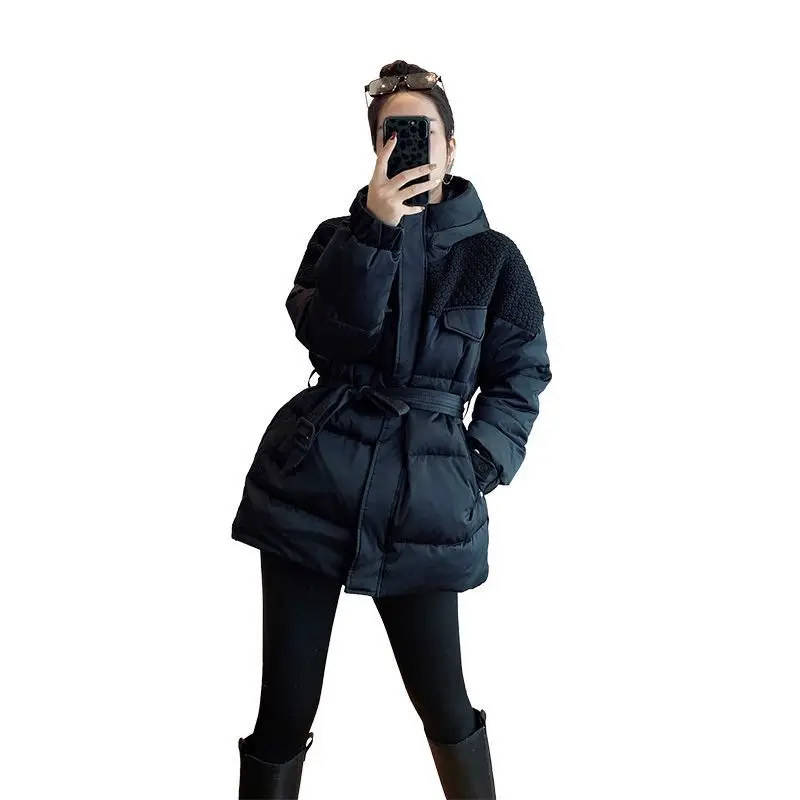 معطف قطني مقسم من لحم الضأن الأسود للنساء شتوي متوسط الطول وخصر قابل للتعديل وسترات مبطنة بالقطن بغطاء للرأس