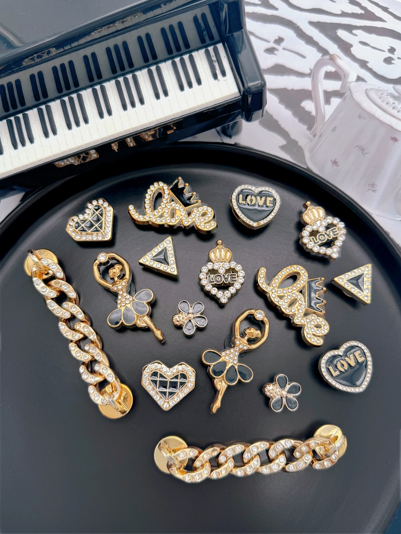 16 Pieces of Golden Heart Shoes for DIY Casual Accessories - Fun and Multi-functional Personalized Shoe Design Method