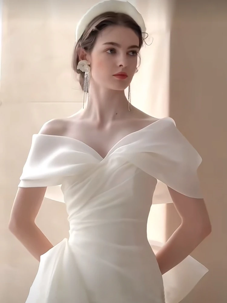 

Белое свадебное платье на одно плечо из атласа с пышной юбкой, корейский стиль, с поясом, для использования в отелях