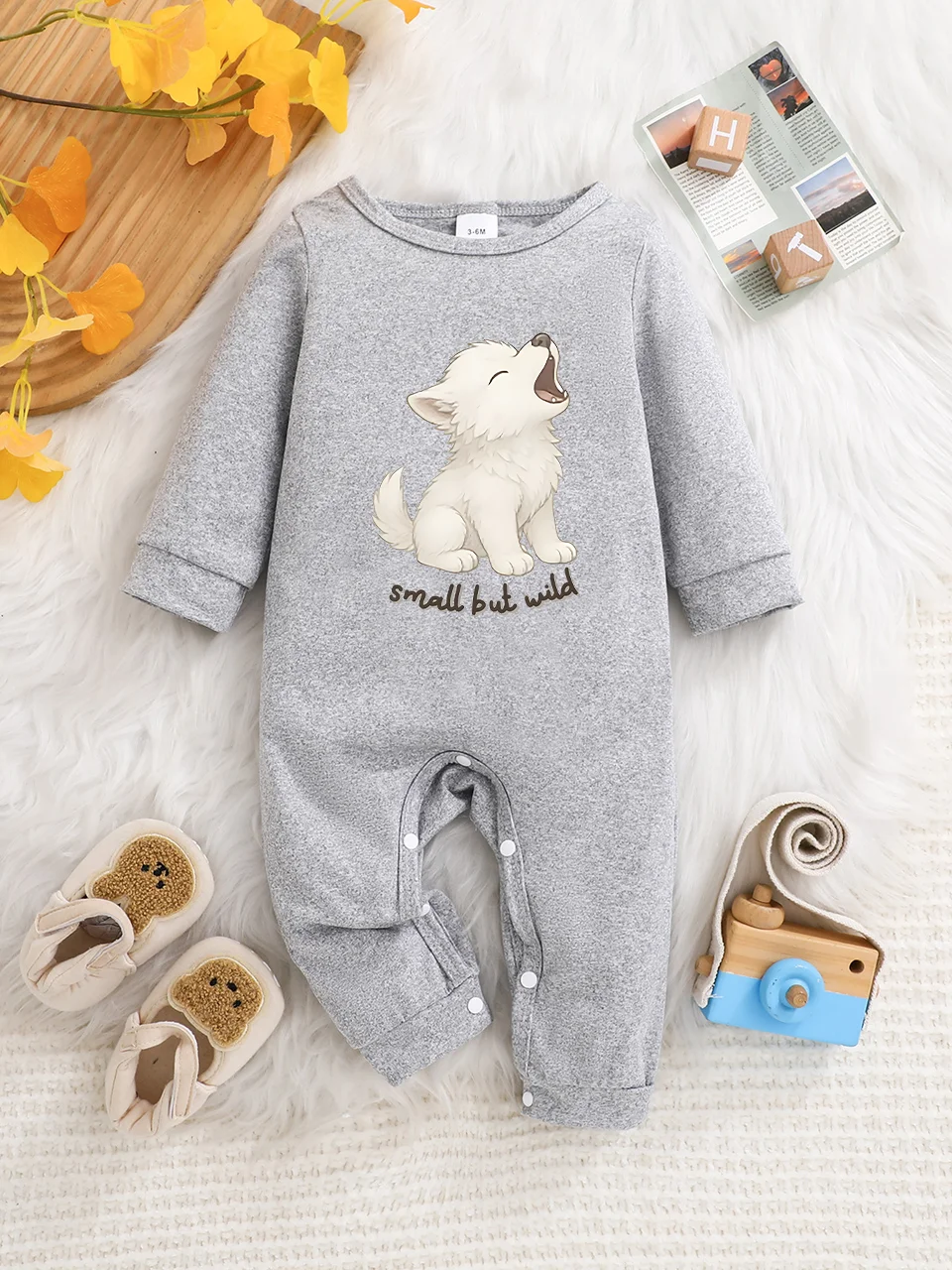 Baby long-sleeved crawling romper, fun letter print, button design, easy to care for, suitable for new parents.