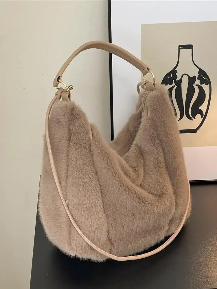 Outono inverno grande capacidade sacola fofa feminina 2025 novo viajante versátil bolsa peluda de axila de ombro único retrô americano...