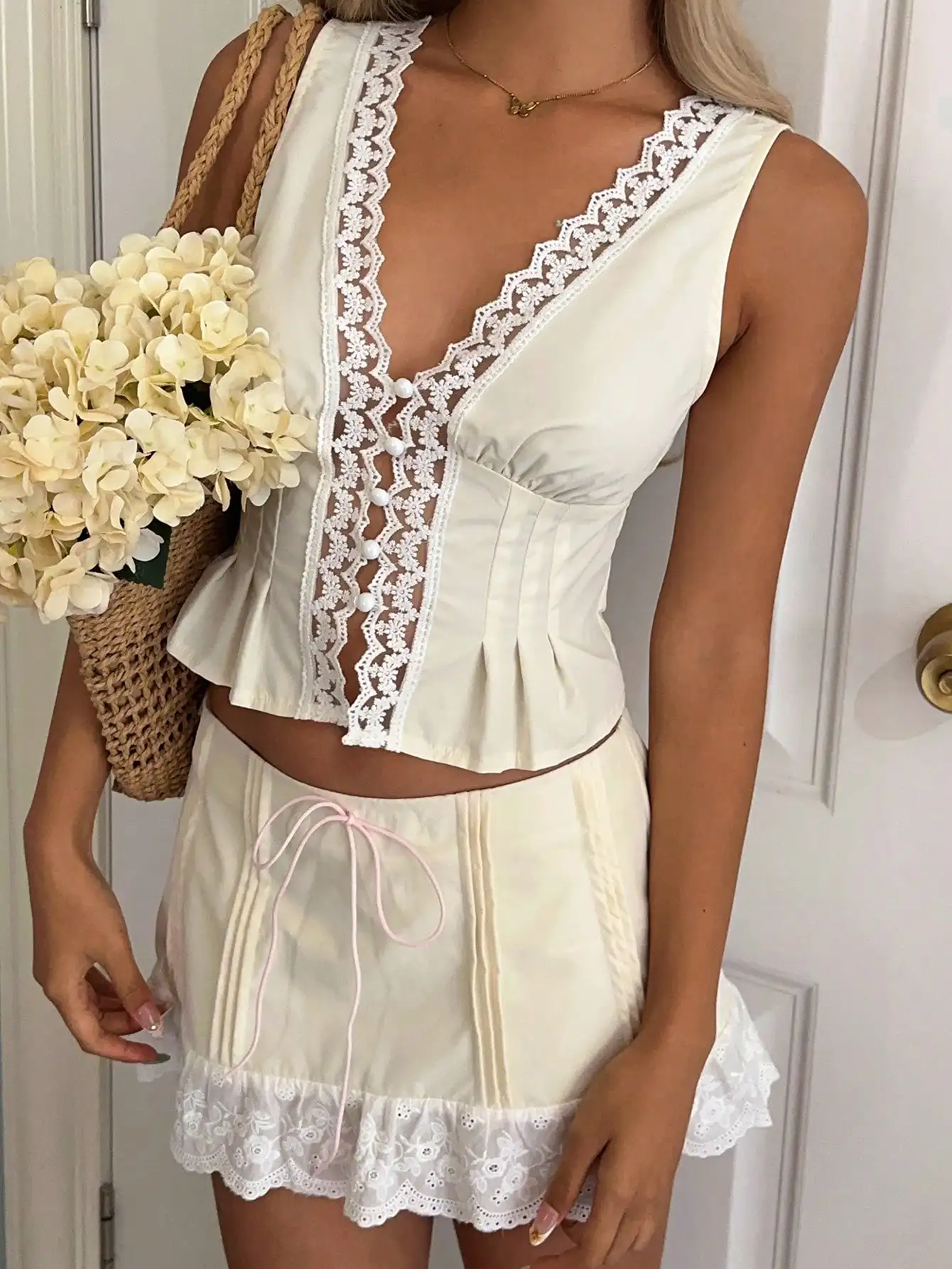 

Клетчатый жилет с контрастной отделкой и юбка: летний комплект из двух предметов