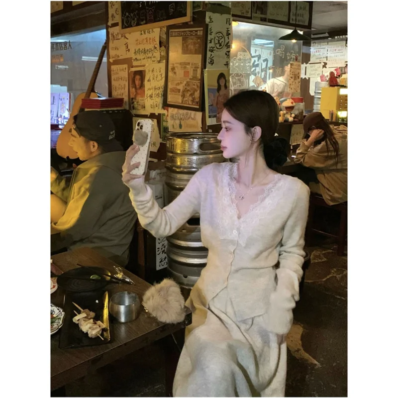 

Корейский кружевной вязаный кардиган с длинными рукавами, осенне-зимний лоскутный топ во французском стиле, полуюбка, высококачественный комплект из двух предметов