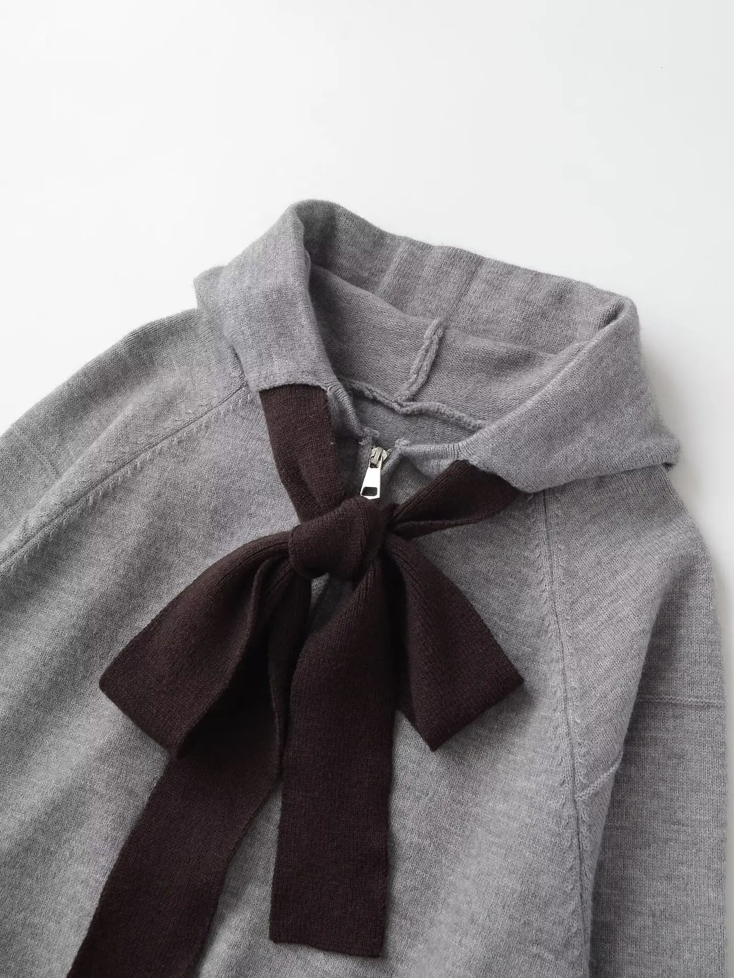 2025 Otoño/Invierno Tops con capucha de punto con lazo Suéter tipo cárdigan gris de manga larga con cremallera