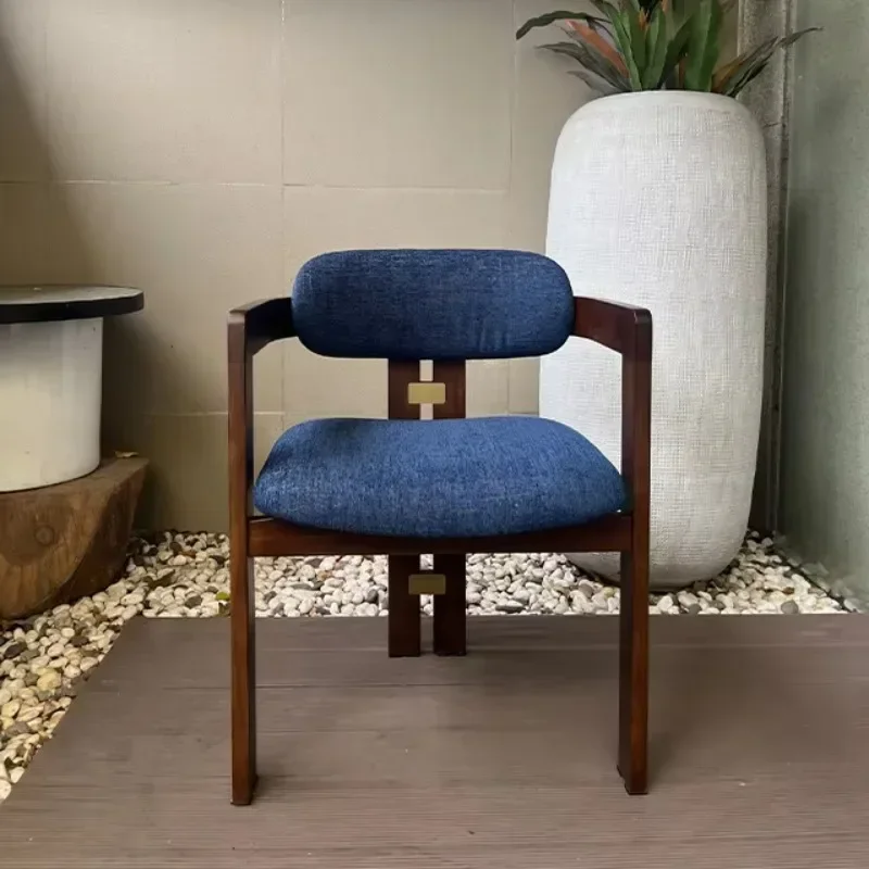 Modern Chinese solid wood dining chairs are high-end, light and luxurious, suitable for use in the lobby of hotels and villas