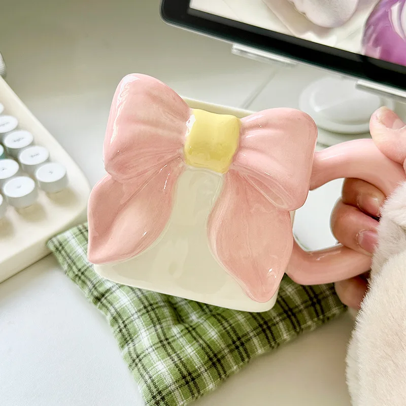 Tasse à café en céramique de ménage d'arc de papillon dessinée à la main de style d' Instagram esthétique élevé