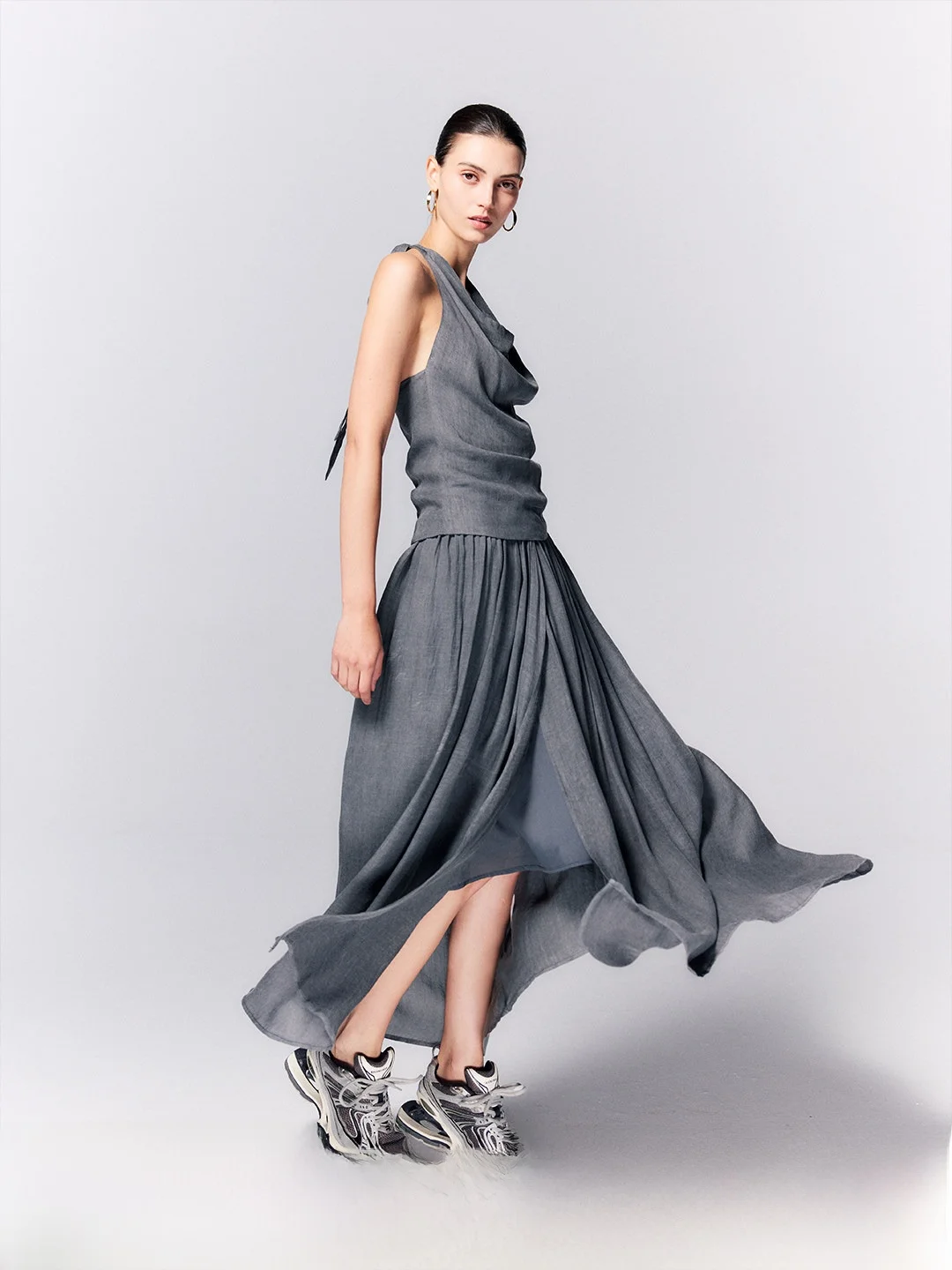 

Костюм-двойка Luna7xi: Новинка Лето 2026 – Модный комплект из топа с вырезом-халтер и юбки для повседневной носки