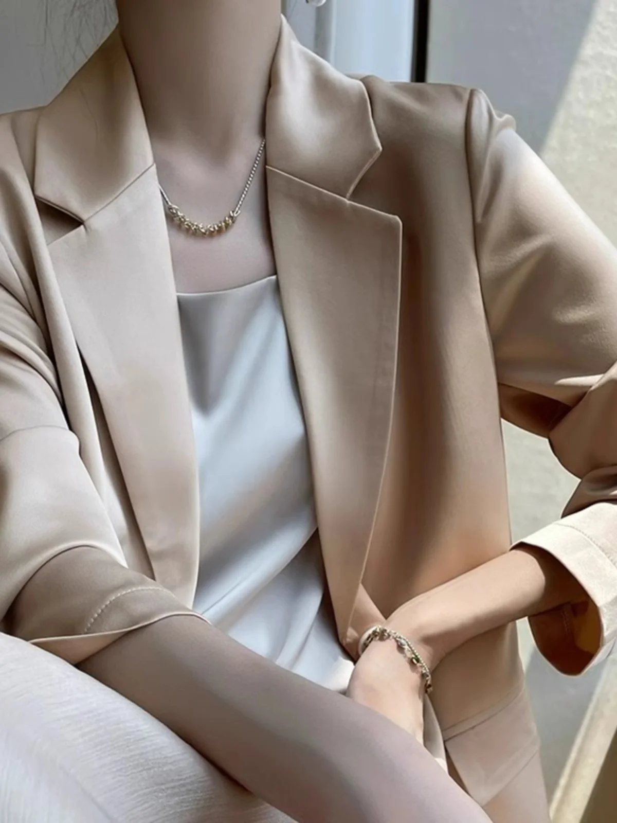 

Женский атласный жакет Ele с V-образным вырезом, приталенный, универсальный, весна 2025, модный офисный стиль, прямой крой, длинный рукав