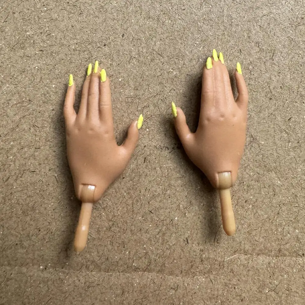 Original Big Sister Doll Ersatzhände LOLS Braun Weiß Hautton Nägel mit rosa grüner Maniküre – Detail 6