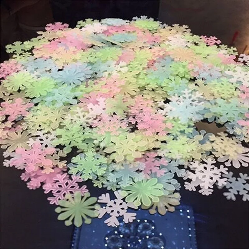 50pcs Snowflake Glow Stickers Luminous In Dark Night Fluorescent Wall Art 3D Home Decals For Kids Room Ceiling Switch Decoration