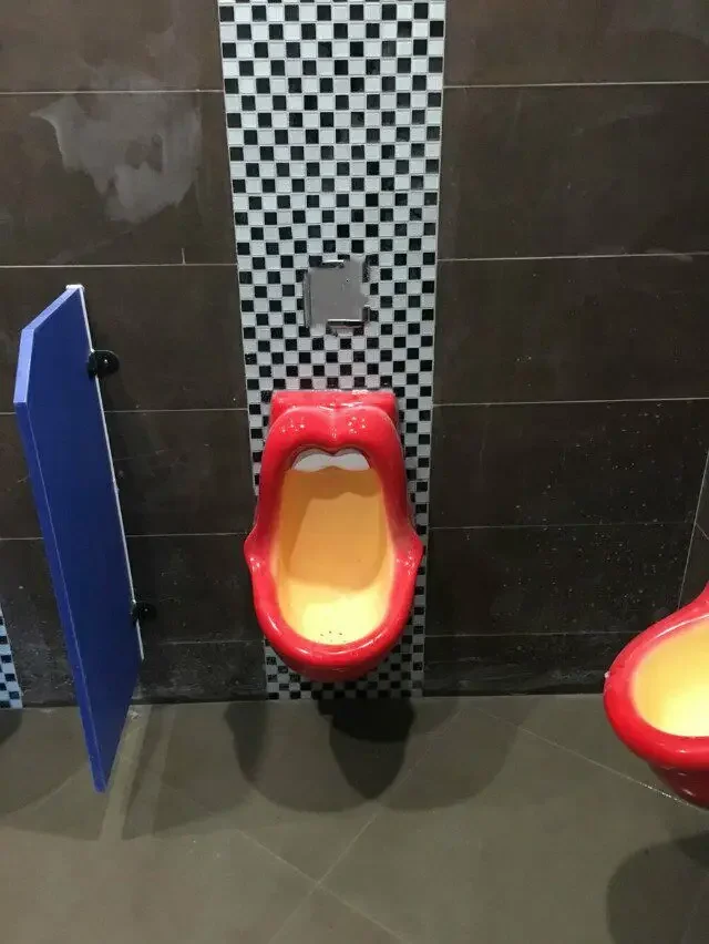 Creative alternative personality beautiful woman red lips human mouth urinal bucket can be customized different urinal bucket