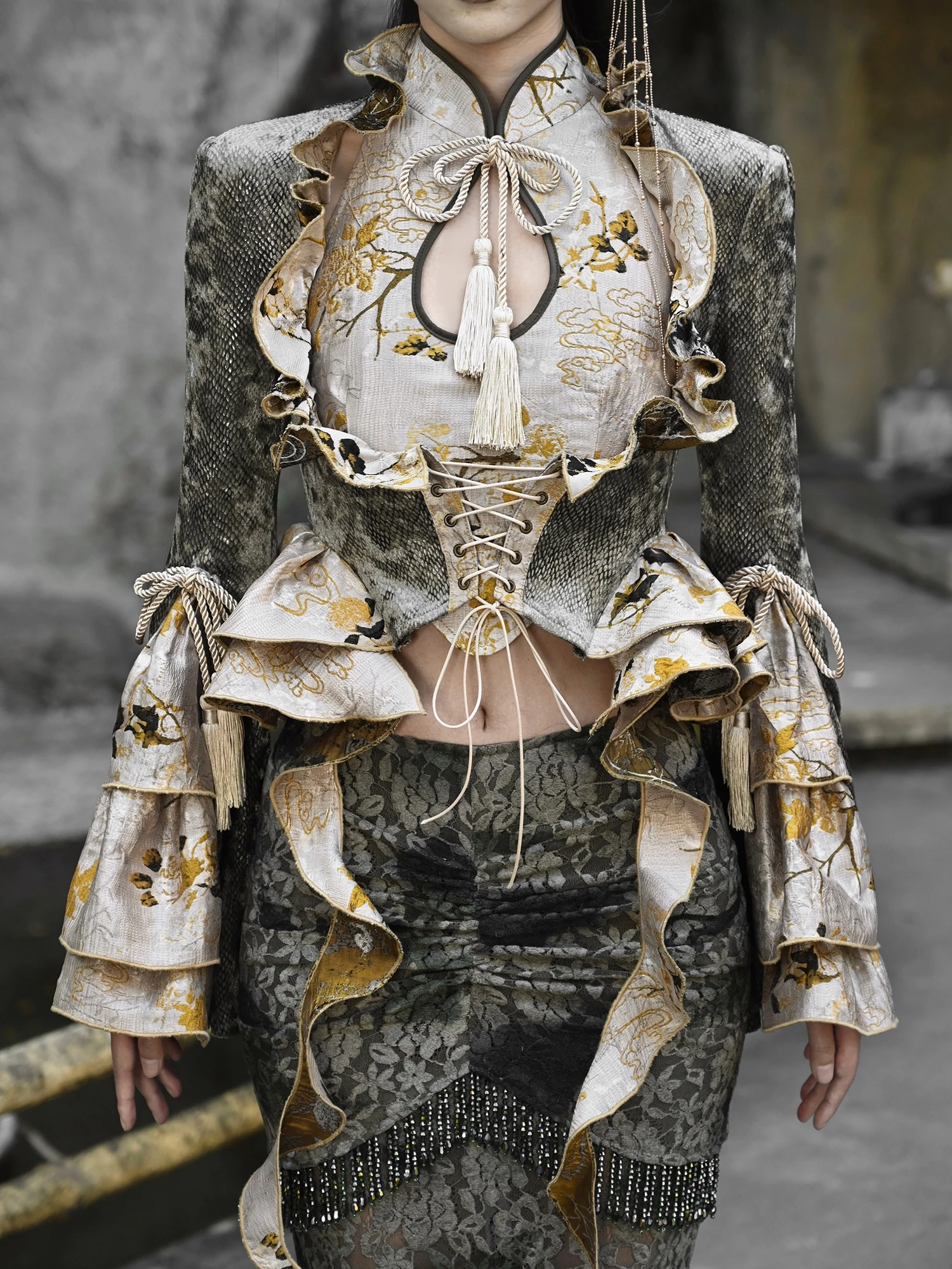 ملابس الهالوين ذات الاهتمام الخاص تصميم الصينية شرابة الدانتيل الأفعى نمط معطف قصير سترة #1