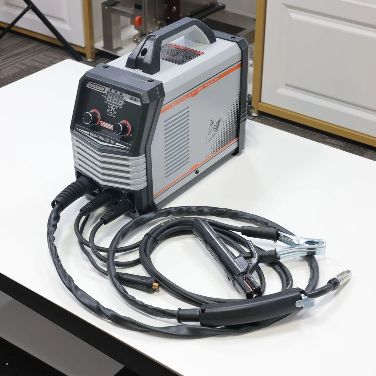 

Сварочный аппарат MIG/MAG/MMA/TIG-160C IGBT Инверторный сварочный аппарат постоянного тока Контактная сварка Негазовый дуговой сварочный аппарат Встроенный механизм подачи проволоки
