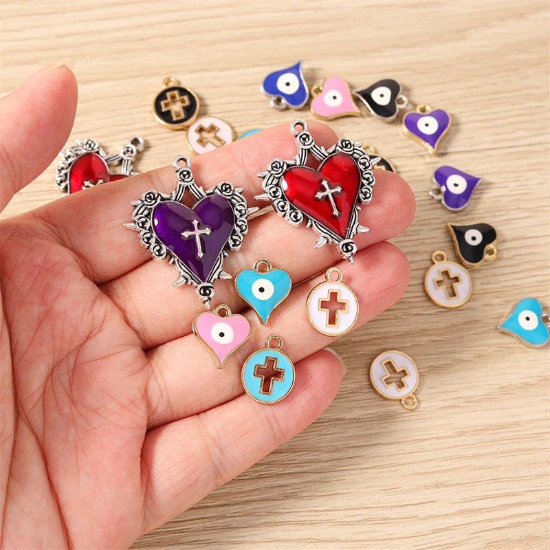 10 Stück niedliche, bunte Emaille-Anhänger in Form von Herzen und Kreuzen zum Basteln von Halsketten, Ohrringen, Armbändern und anderen Schmuckstücken. – Detail 2