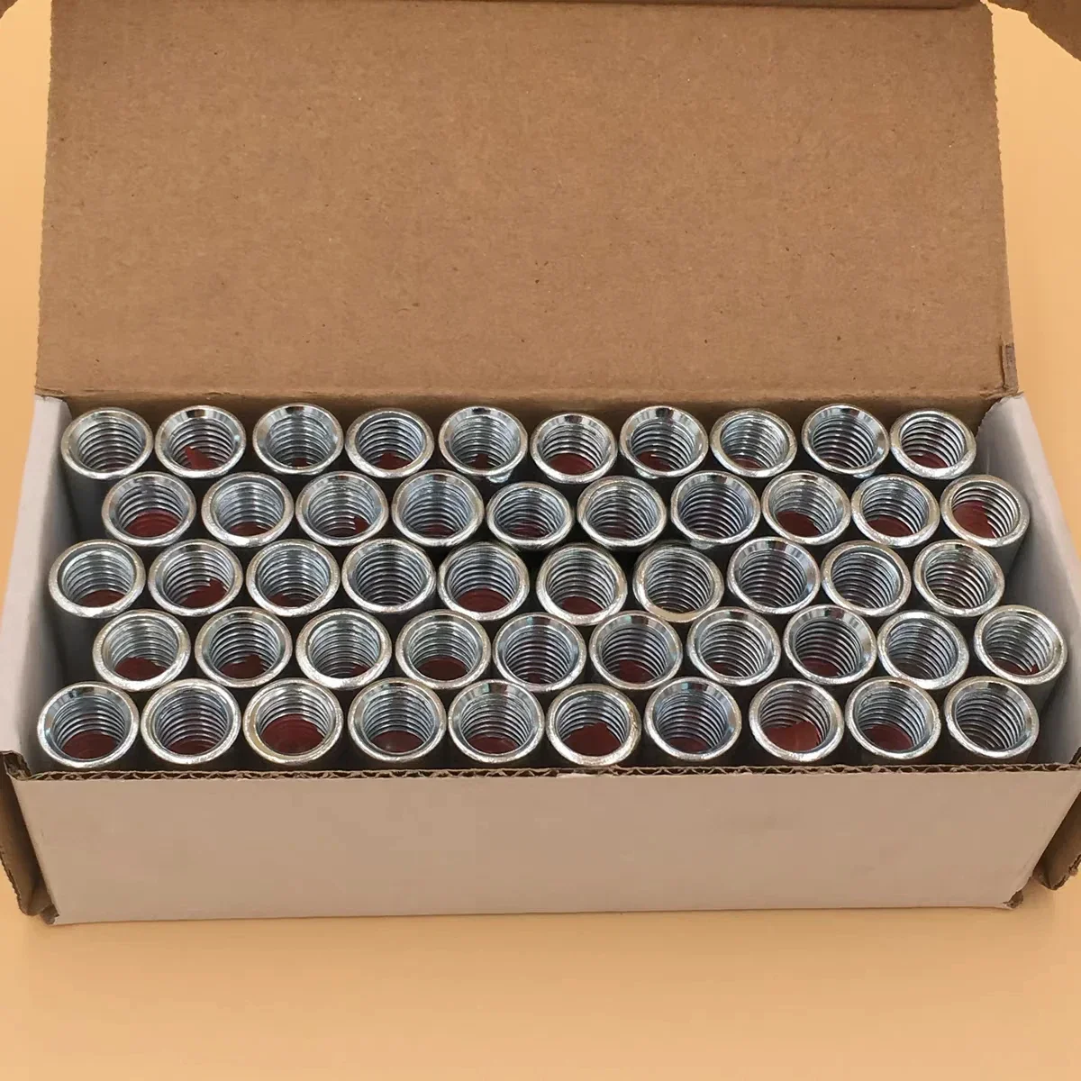 Tuercas de expansión galvanizadas insertadas en tornillos de construcción de anclaje