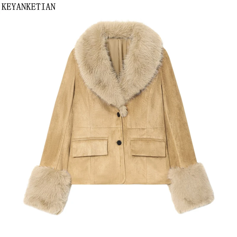 KEYANKETIAN 2025 شتاء جديد المرأة فو الفراء مزين سترة من جلد الغزال معطف أنيق فاخر واحد الصدر سليم ملابس خارجية قصيرة