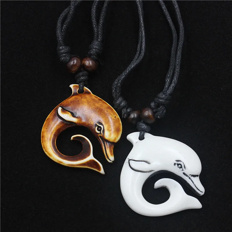 2 collares con colgante de delfín para hombres y mujeres, joyería tribal de resina con temática oceánica, juego de gargantillas de cuerda negra ajustables en 2 colores
