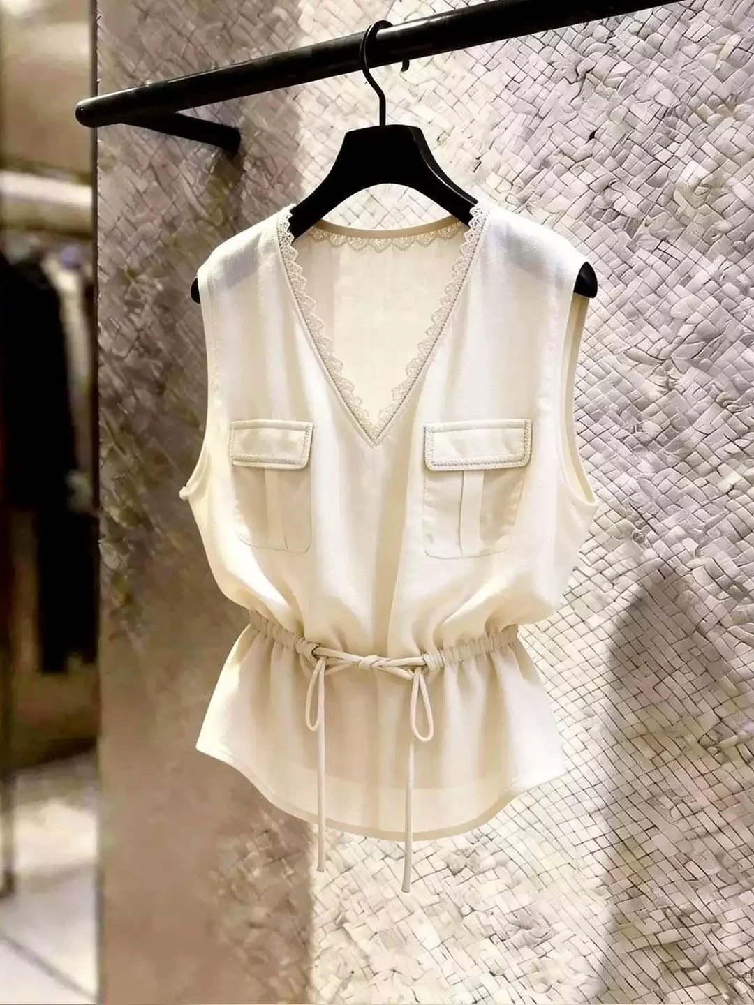 

Elegant Summer Lace Sleeveless Vest Waist-Cinching V-Neck Overhead Top Korean Style Straight Cut Silk Women's Fashion