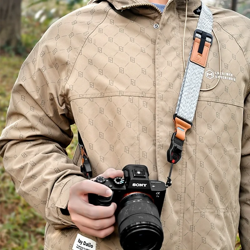 

The camera strap is suitable for SLR, Canon, Nikon, Sony, Fujifilm, quick-release and quick-adjustable halter neck camera strap.