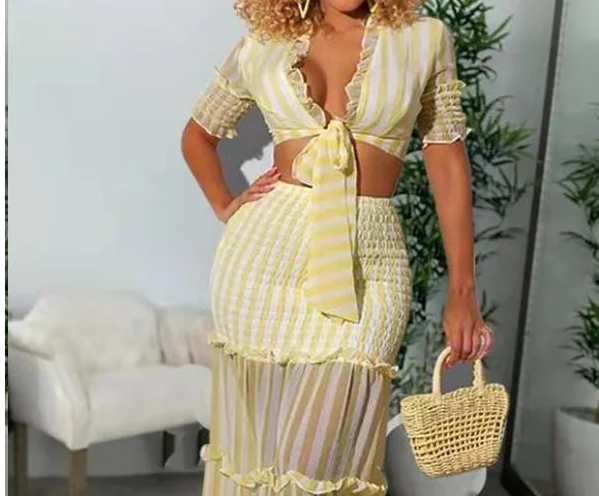 Damski zestaw: sukienka maxi w paski z wycięciami i wiązaniem w talii, krótki rękaw i falbaniasta silueta, stylowa moda.