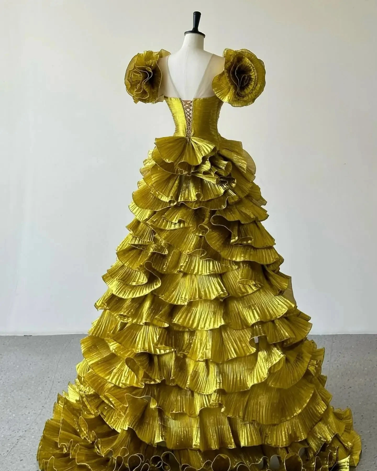 Stunning Gold Formal Dresses A-line Layered Off Shoulder 3D Flower Women Dresses With Split Floral Sleeves Maxi Gowns To Party