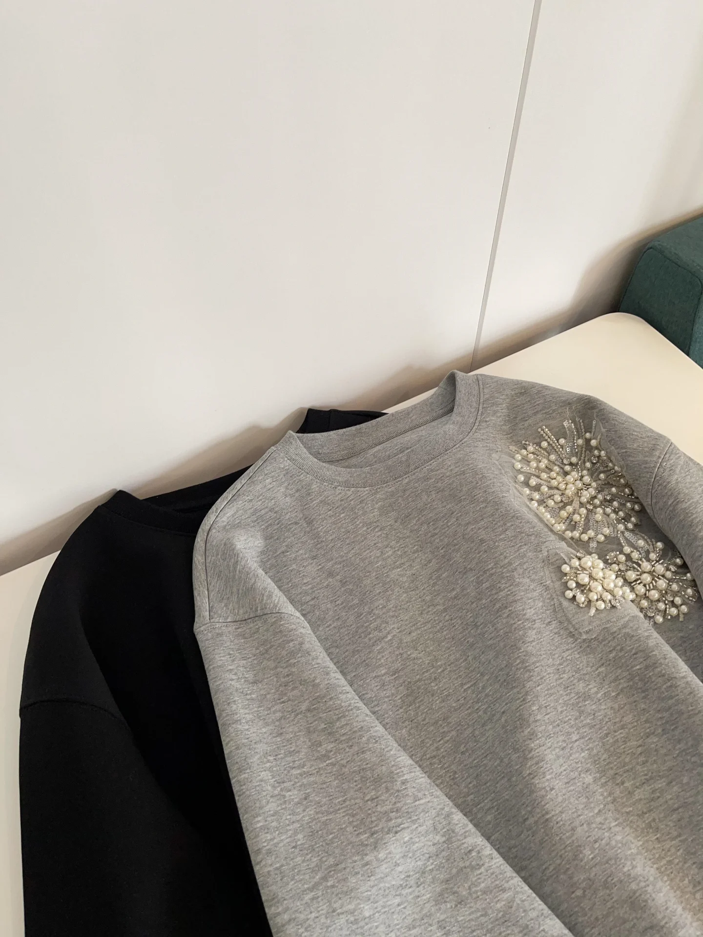 レトロエレ刺繍ロングスリーブフーディー 春秋用 ゆったりスリムフィット 多用途 メンズ レディース スウェットシャツ