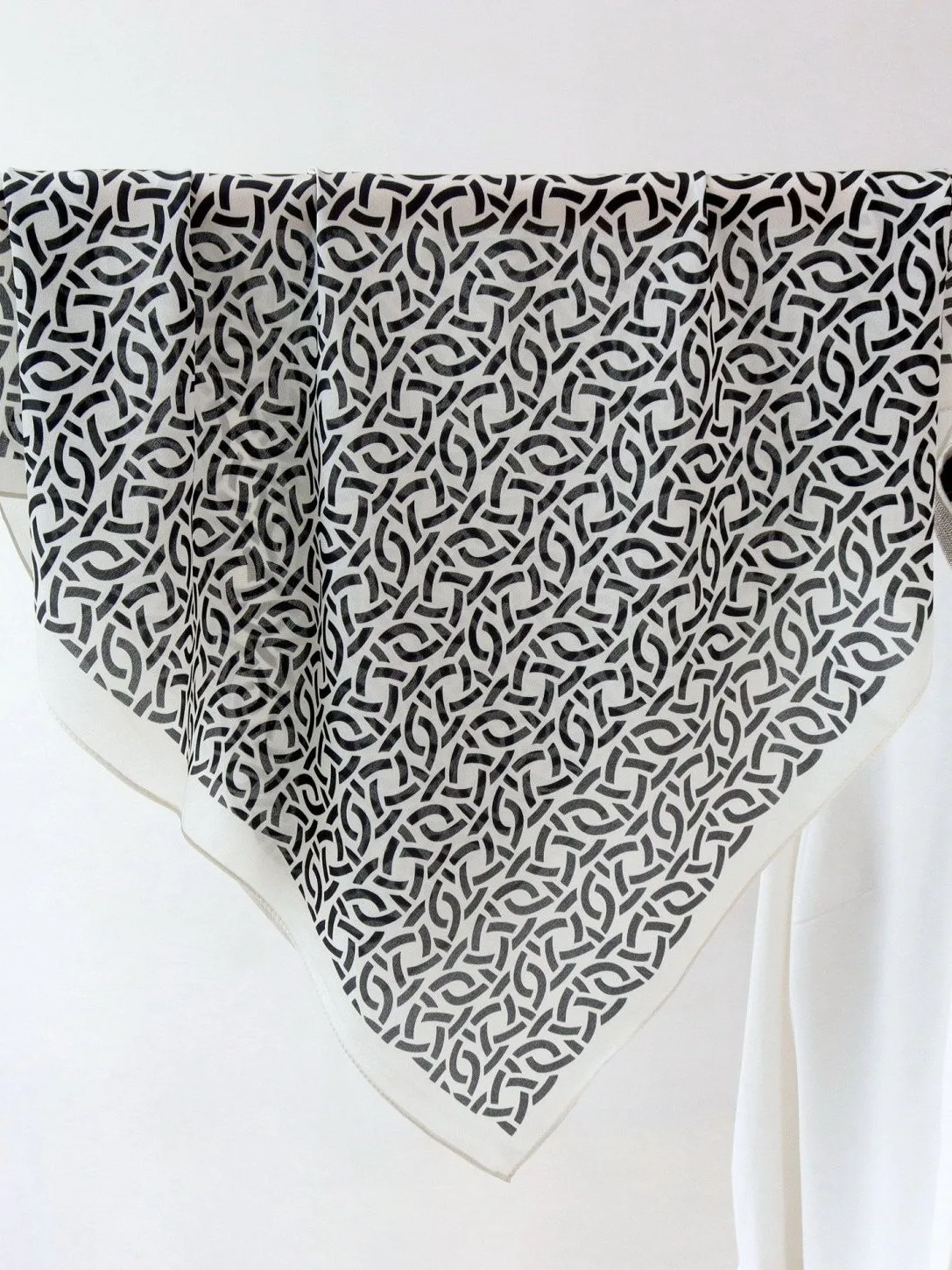 シルクスカーフコレクション-レディース-ヴィンテージスタイル-マルベリーシルク-スクエアスカーフ-花柄プリント-オールシーズン使える万能アクセサリー