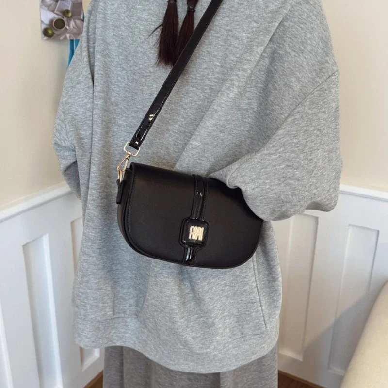 

Simple Casual Vintage Commuter Bag Large Capacity Women Elegant With Paris Fashion Messenger Purse Logo