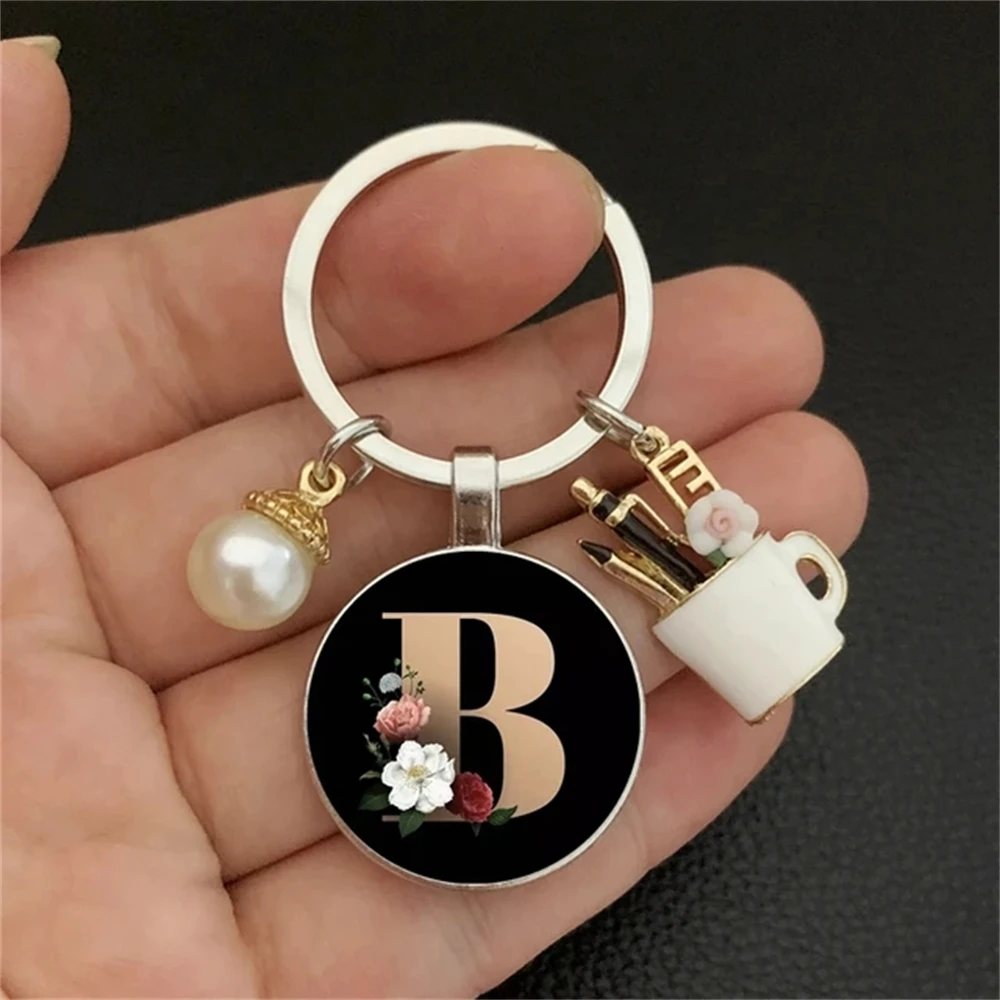 Exquisite 26 Initials A to Z Circular Pendant Keychain Luxury Pearl Decoration Keyring Fashion Car Key Holder Couple Gift