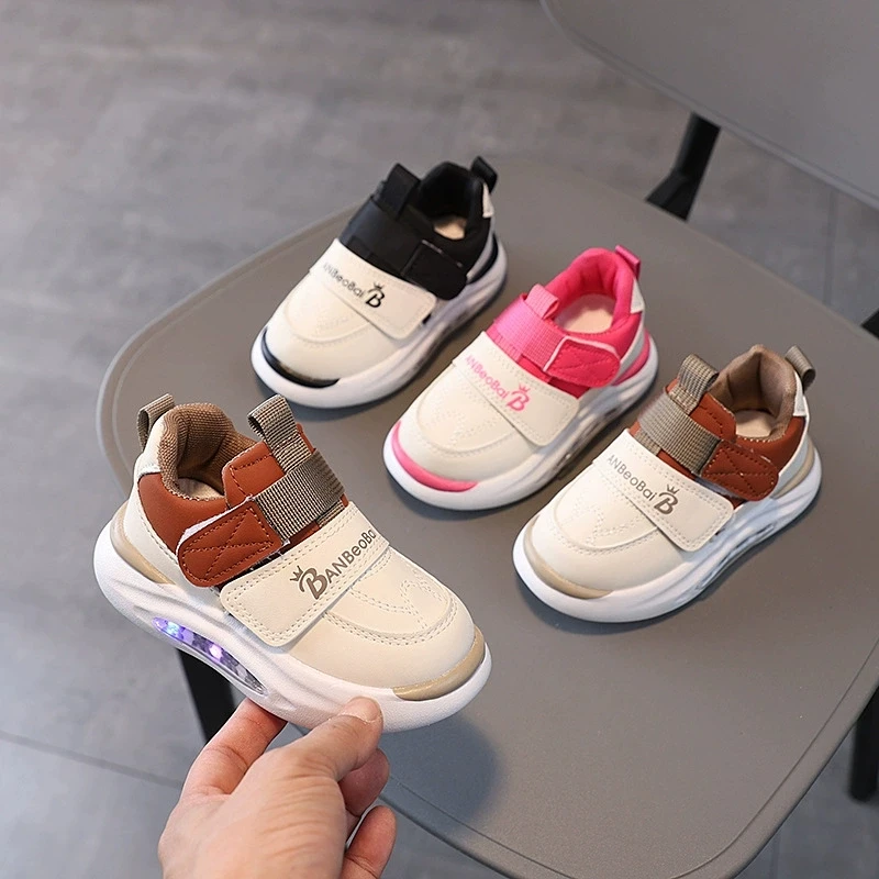 Merek Baru 2025 Fashion Keren Bayi Pertama Berjalan LED Menyala Sepatu Bayi Perempuan Laki-laki yang Indah Olahraga Lari Bayi Tenis Balita