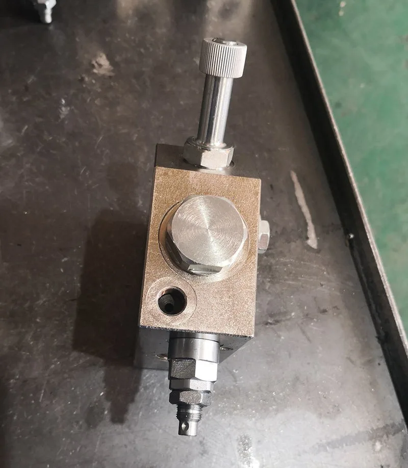 3/4 Valve 12VDC Hydraulic Breaker Hammer Piping System Backhoe, Loader Flow Divider Control Valve for Rock and Hammer Use