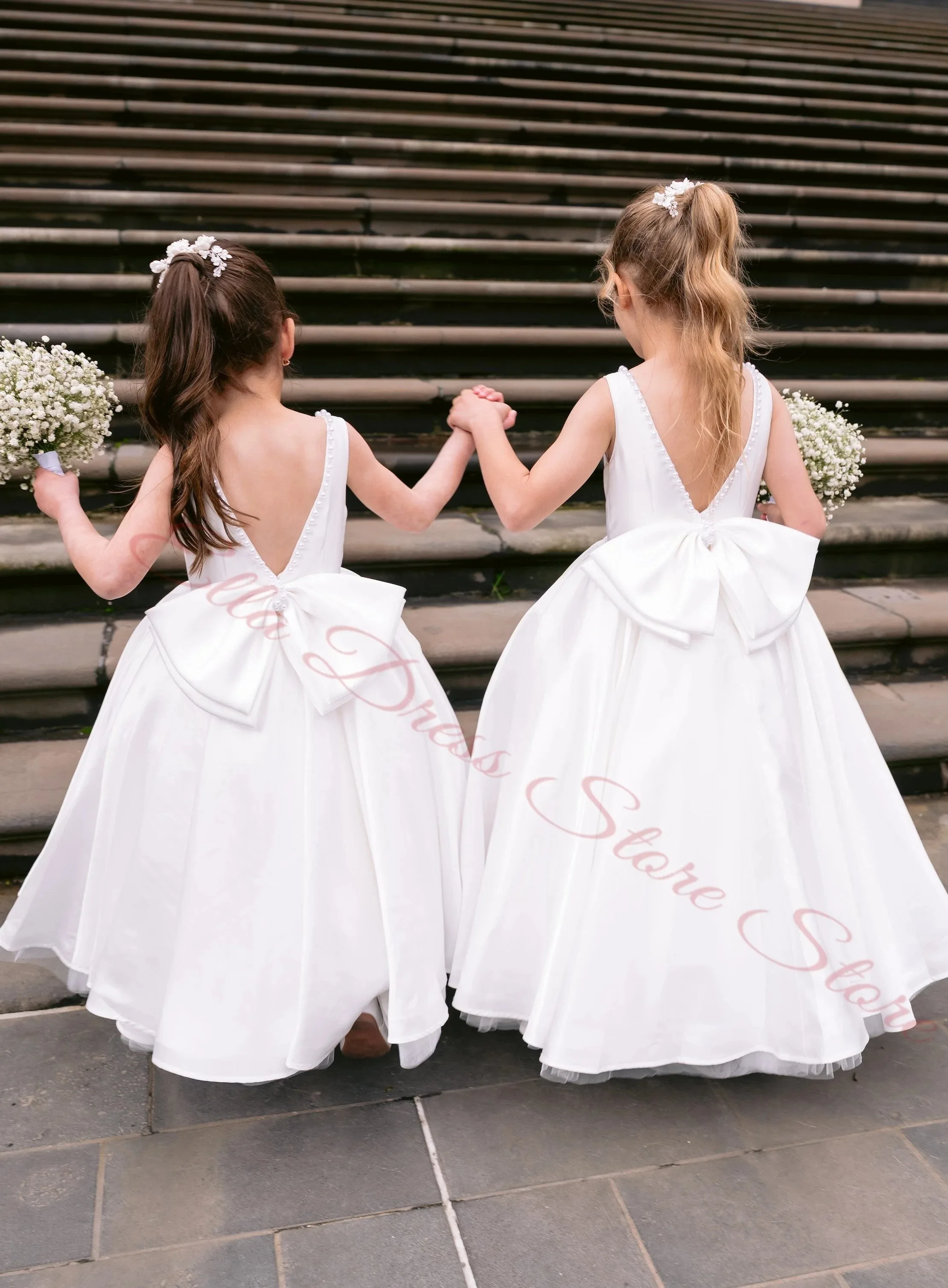 Maßgeschneidertes Weißes Satin-Blumenmädchenkleid für Hochzeiten mit Perlenbesetztem Ausschnitt, Langer Schleife, Taufkleid, Erstkommunionkleid, Großhandel – Detail 5