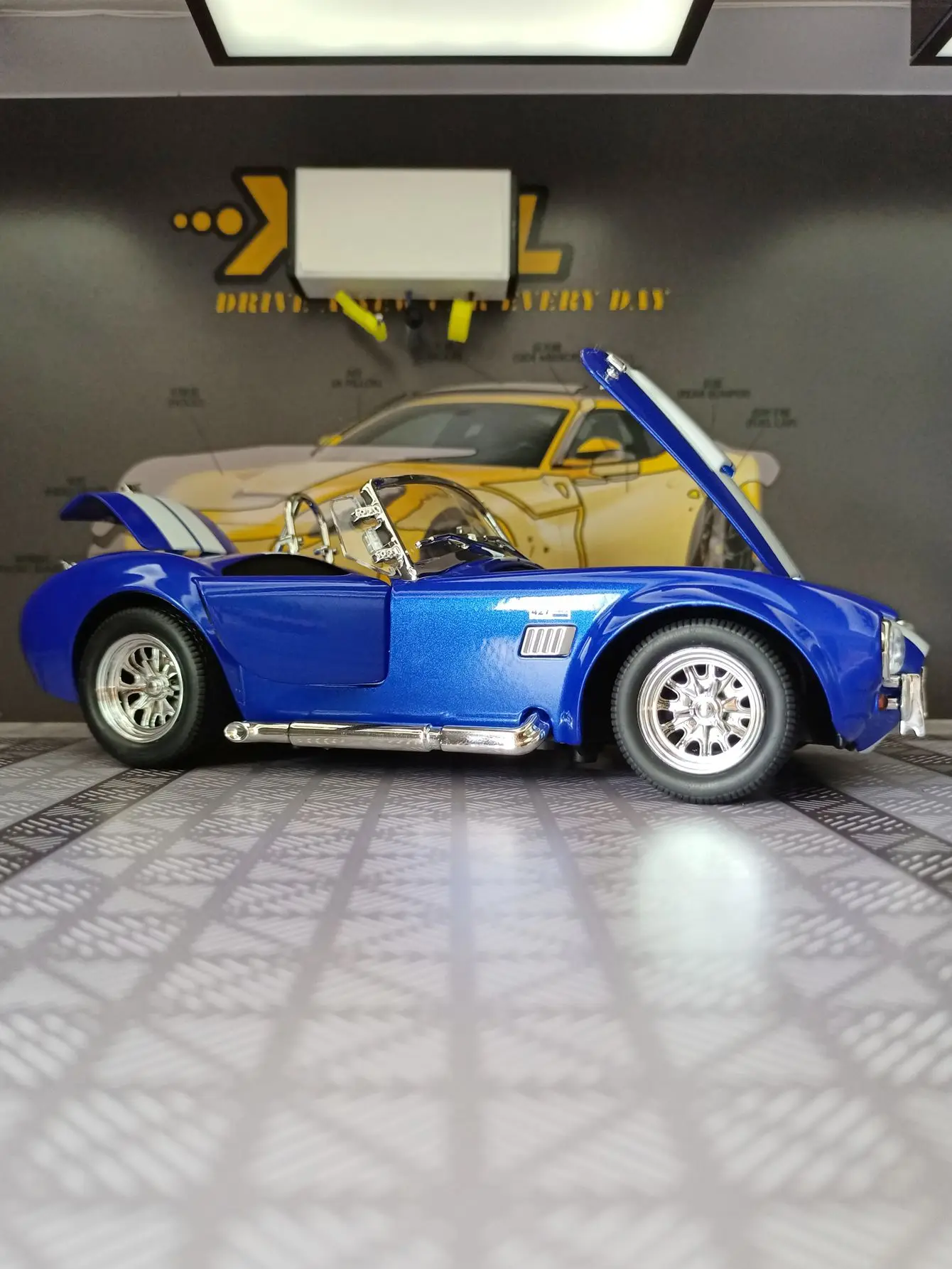 1:24 simulation Ford Shelby Cobra AC Cobra alloy car model, doors can open rich in details, finely crafted, and of good quality