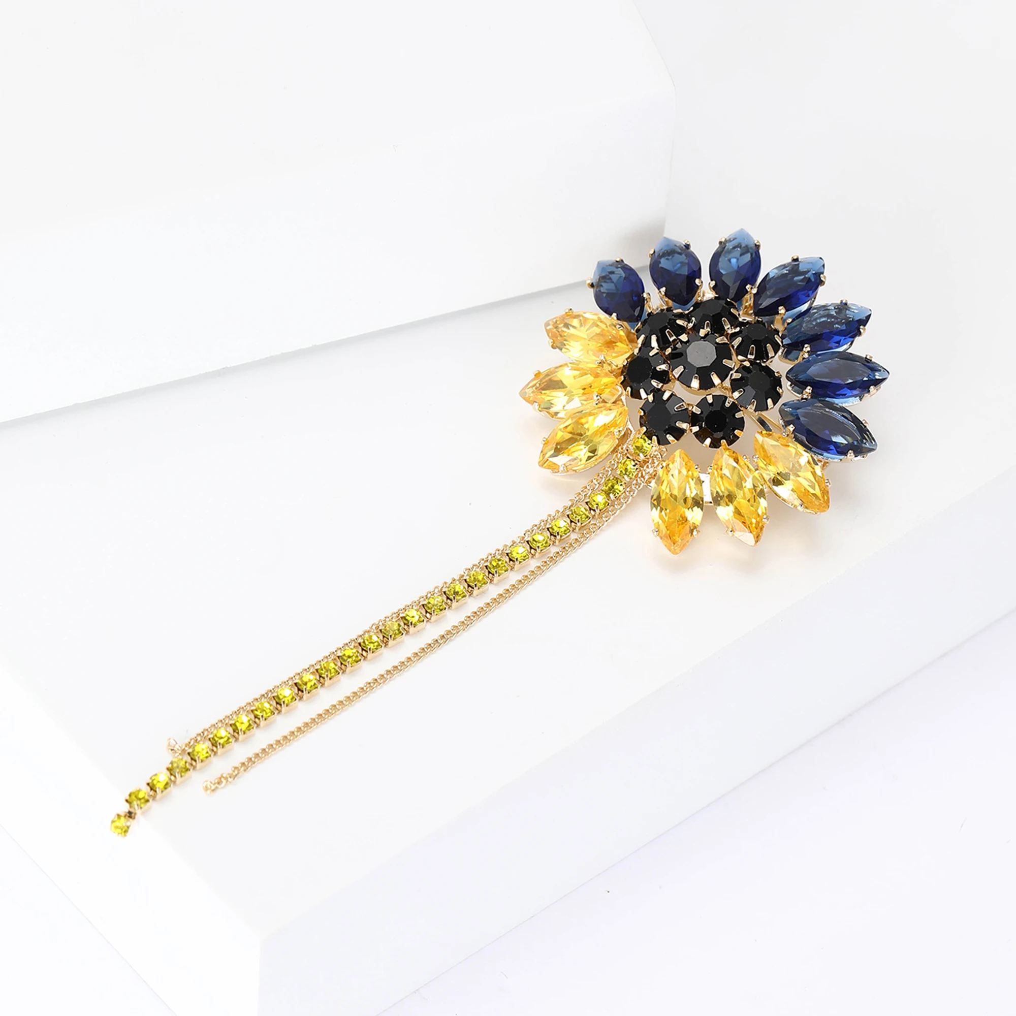 Shining Rhinestone Sunflower Brooches for Women Unisex Ukrainian Flower Pins 2 Styles Available Office Party Accessories Gifts