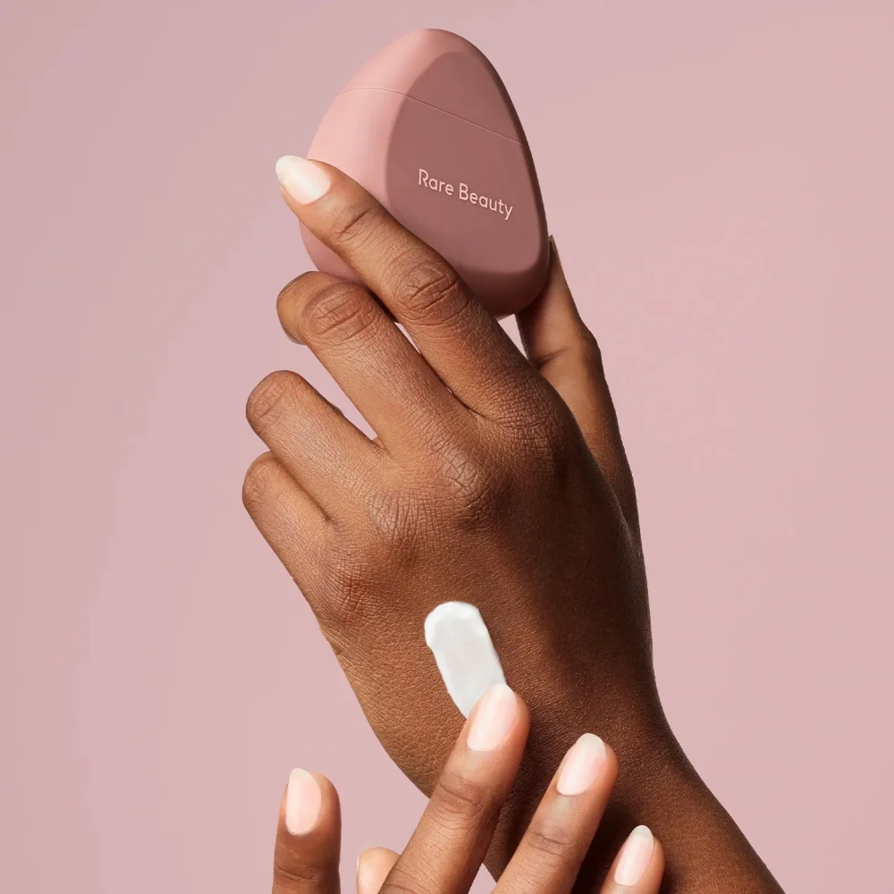 Zeldzame Schoonheid Positief Licht Zijdeachtige Touch Markeerstift Vloeibare Luminizer Zachte Pinch Matte Bouncy Blush Comfort Hydrateren Handcrème