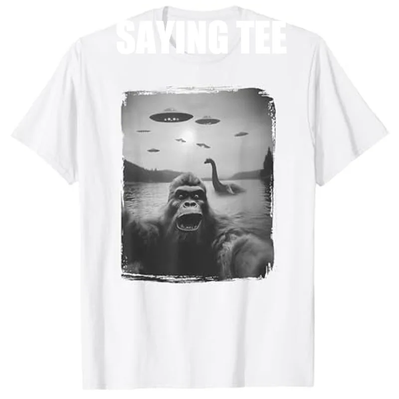 تي شيرت Nessie and UFO، Sasquatch Rare Selfie، The Loch Ness Bigfoot تي شيرت مضحك للتنزه والتخييم Y2k تصميم جرافيك تي شيرت رائع