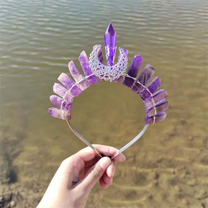 Fascia per capelli con corona di quarzo di cristallo grezzo arcobaleno multicolore con accessori per capelli da strega con diadema di luna antica scavata in metallo