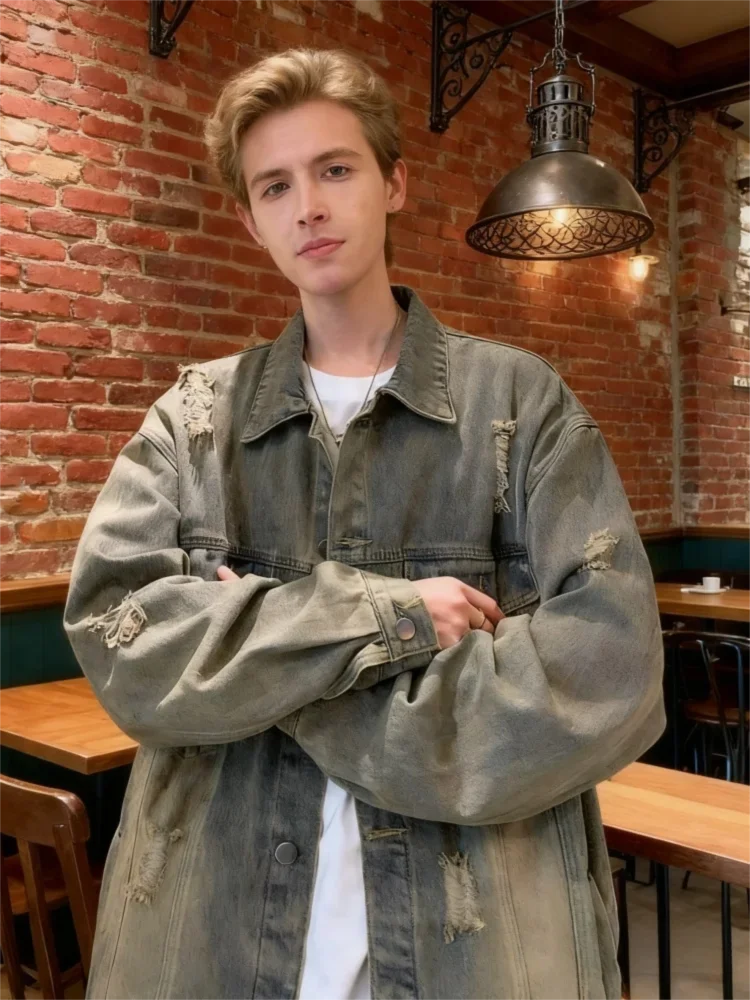 

Мужская джинсовая куртка с потертостями — винтажное пальто-дальнобойщик свободного покроя для городского уличного стиля (коллекция ранней осени)