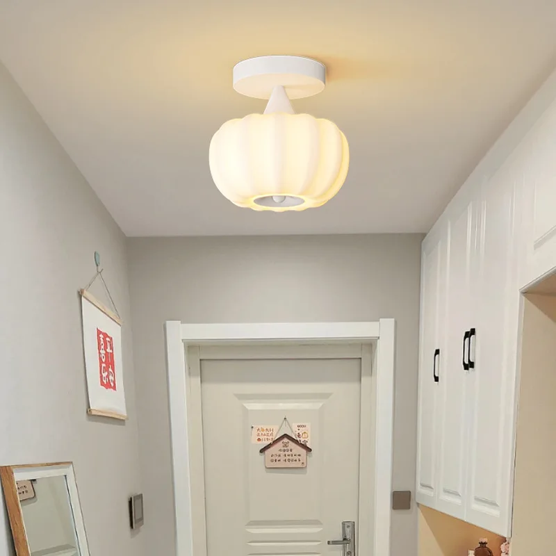 الرياح الكريمية، البساطة، الشرفة، مصباح السقف الصغير، مصباح السرير