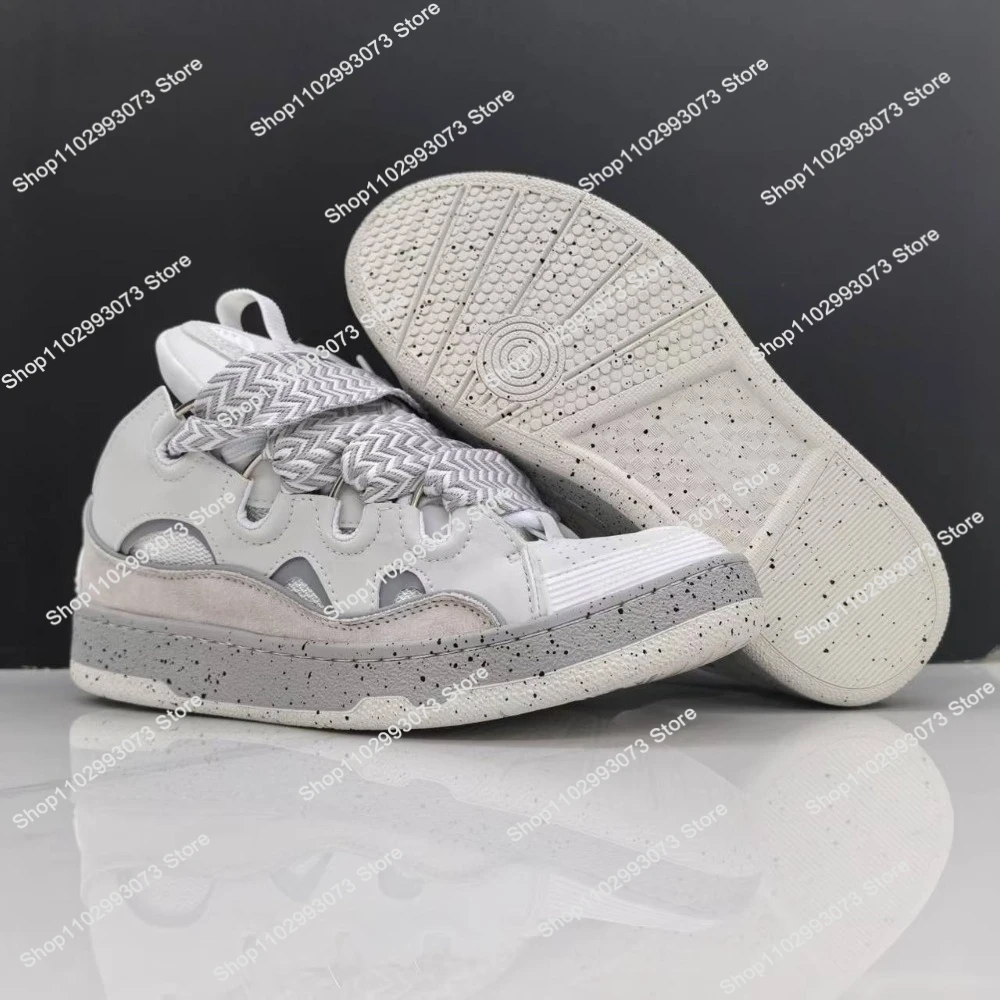 Heren- en dames sneakers van wit leer en suède, casual schoenen, modieuze dikke zool, couples bread shoes, trainers voor dagelijks gebruik