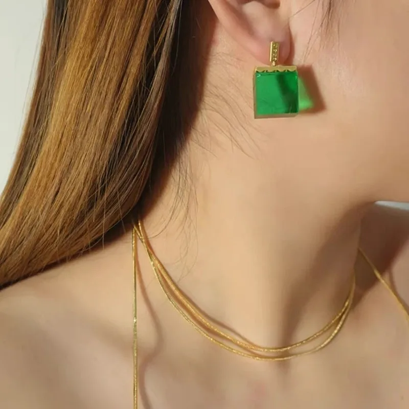 

2025 New Arrival Square Stereoscopic Resin Necklace Jewelry Niche Design High-end Sweater Chain Versatile Collarbone Chain