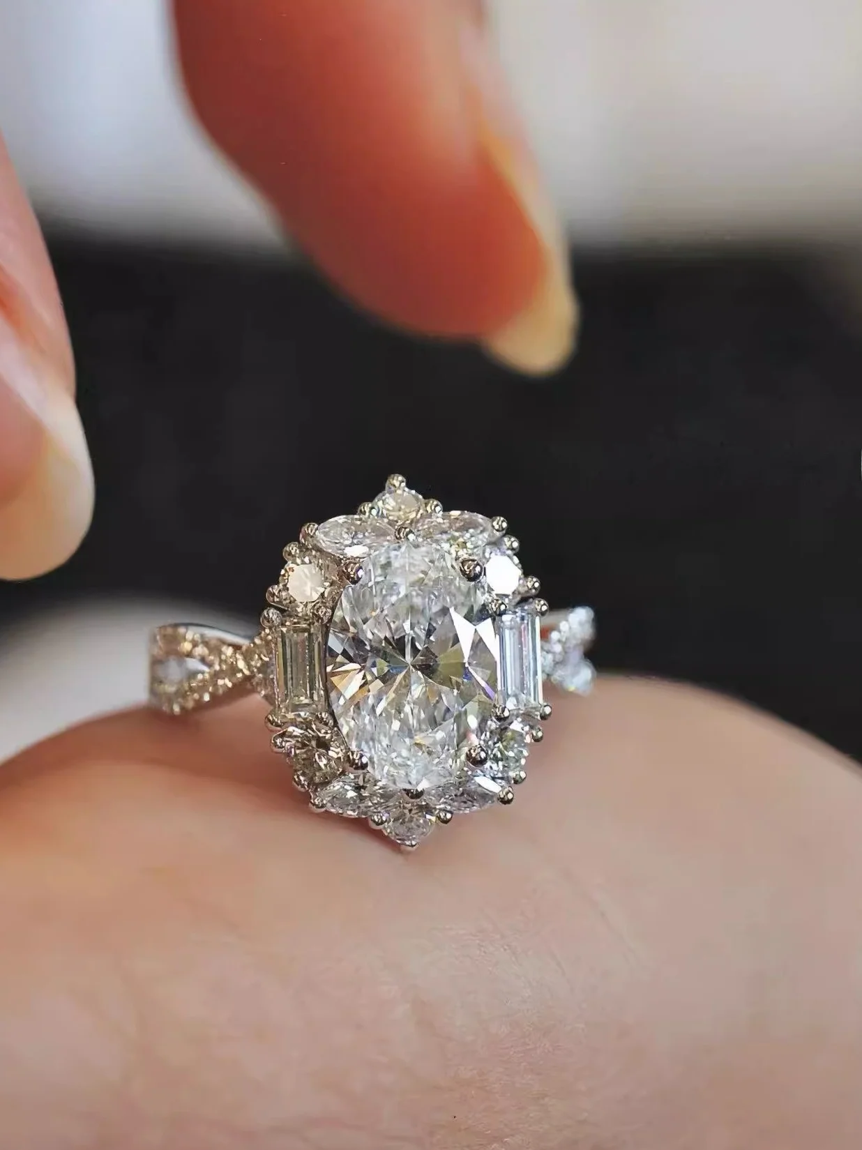 

Роскошное дизайнерское овальное кольцо с бриллиантом в форме голубиного яйца, из белого золота, с инкрустацией циркониевыми камнями, для женщин, модное, для повседневной носки